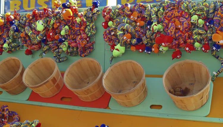 Video Tells us How Carnival Games are a Scam (And How to Beat Them