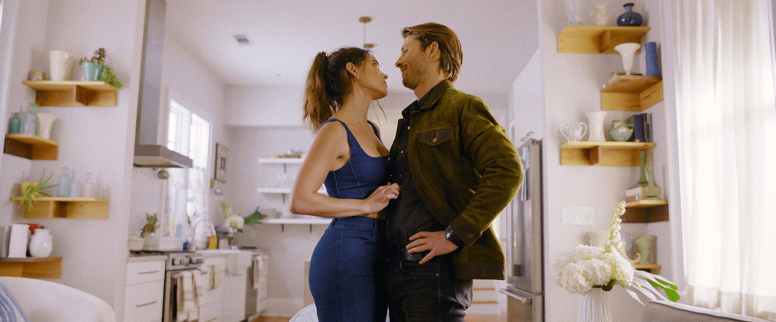Glen Powell Excels in Disguise in Netflix Comedy Hit Man